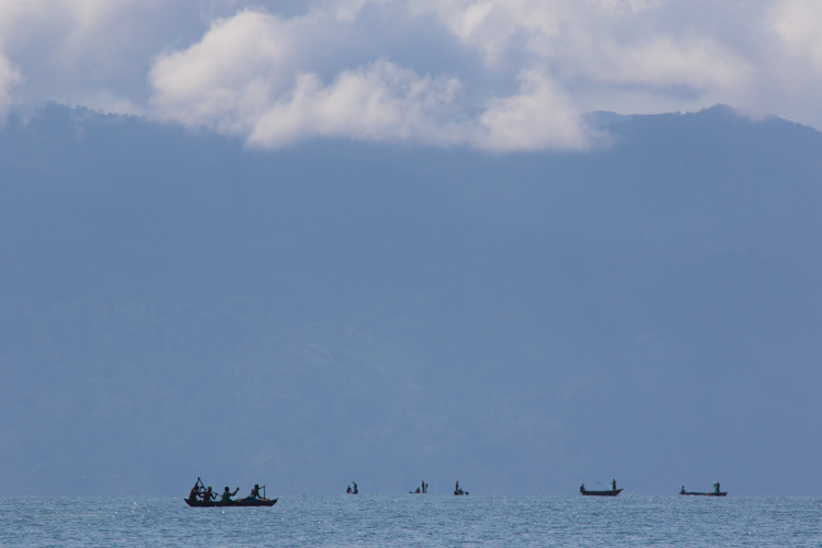 Vissersbootjes voor de kust bij Nosy Mangabe. Foto: Edo van Uchelen.